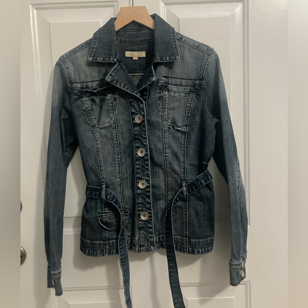 Amisu- front pocket, belted denim jacket